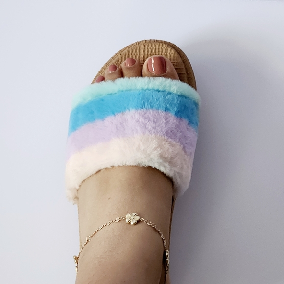 BABE  Women's Colorful Fuzzy Slide-on Sandals Size 8/9 - Picture 2 of 4